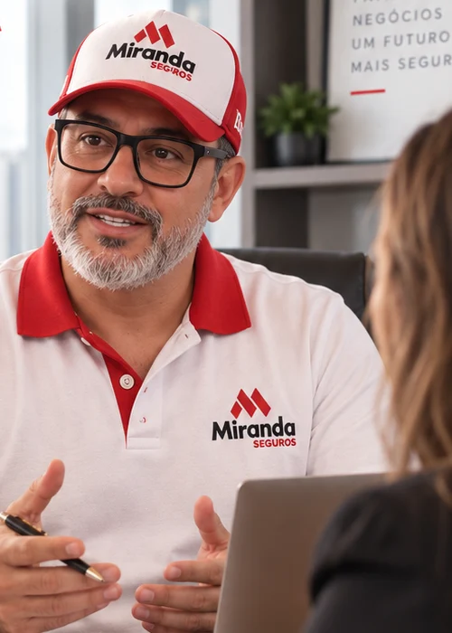 Atendimento consultivo da Miranda em uma mesa de trabalho